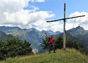 02 Alla rustica croce lignea  del Monte Colle (1750 m) il panorama spazia sulle alte cime orobiche di Val Brembana
